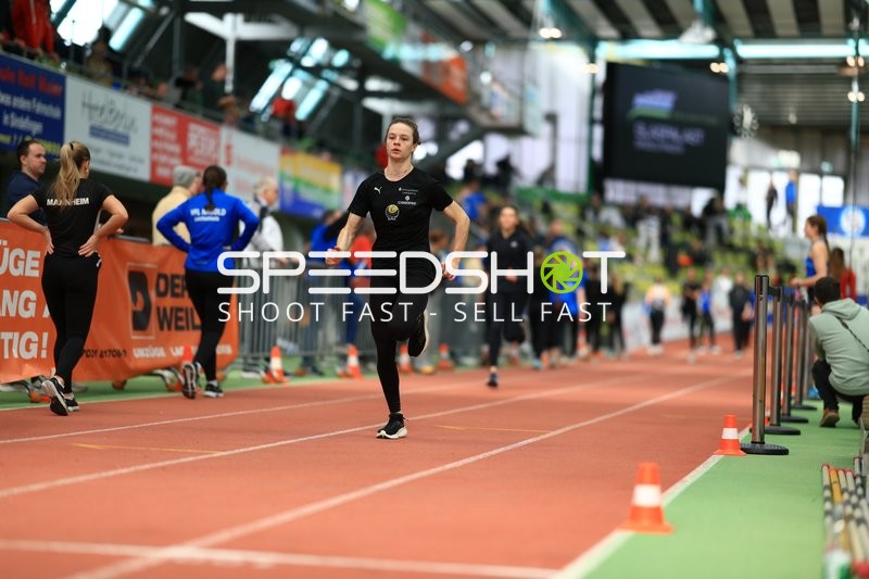 Athletin läuft im Glaspalast