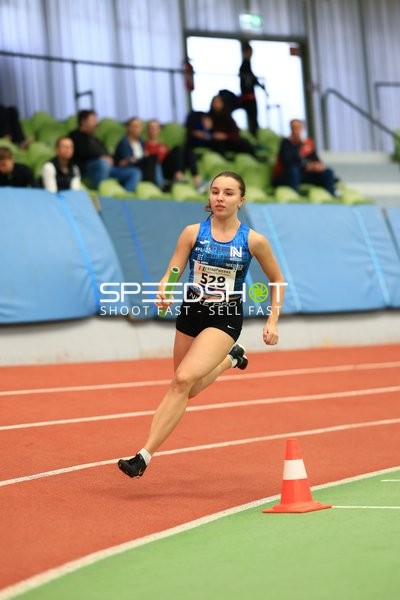 Athletin mit Staffelstab in Aktion