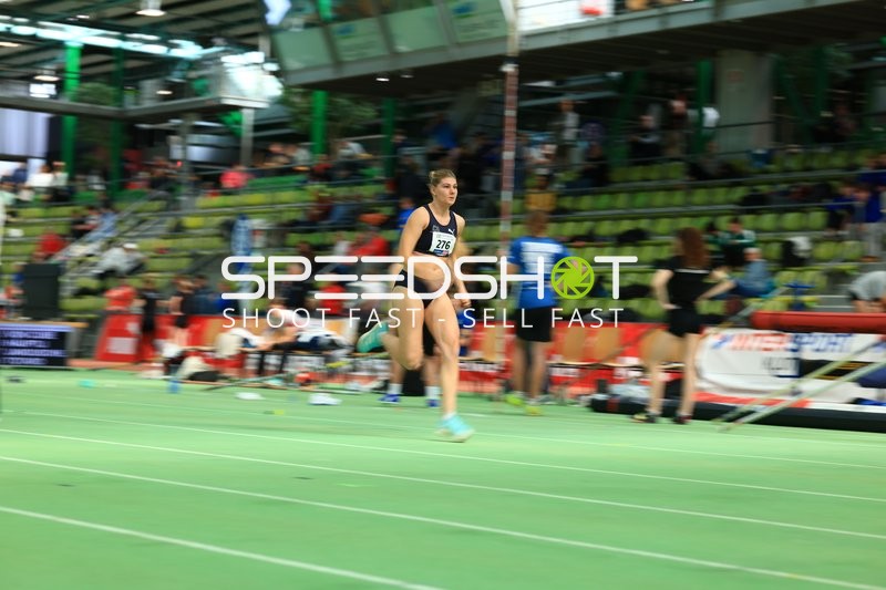 Athletin mit Nummer 276 sprintet