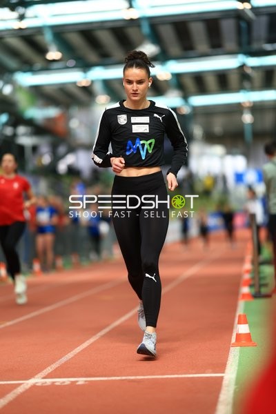 Athletin beim Aufwärmen