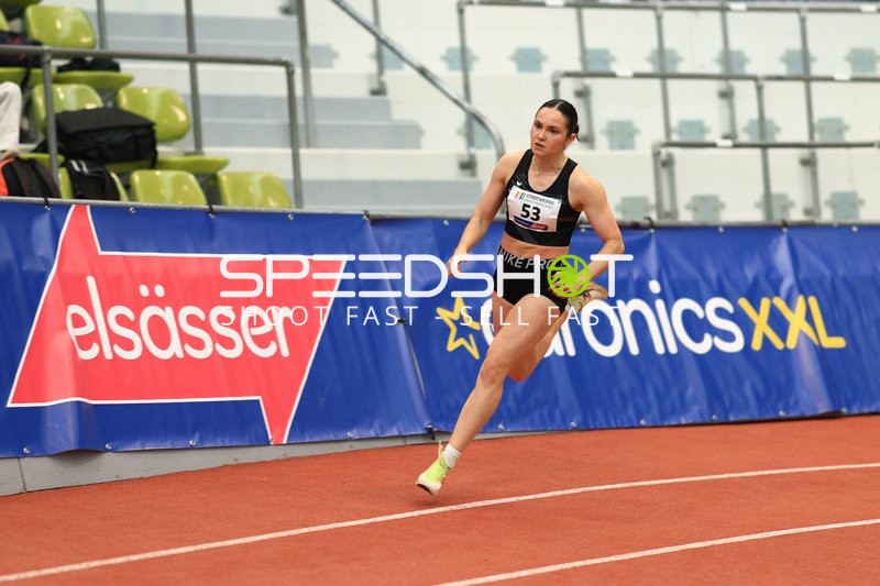 Athletin mit Startnummer 53 in Aktion