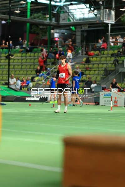 Athlet mit Startnummer 54 im Glaspalast