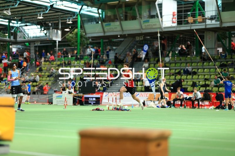 Weitsprung im Glaspalast