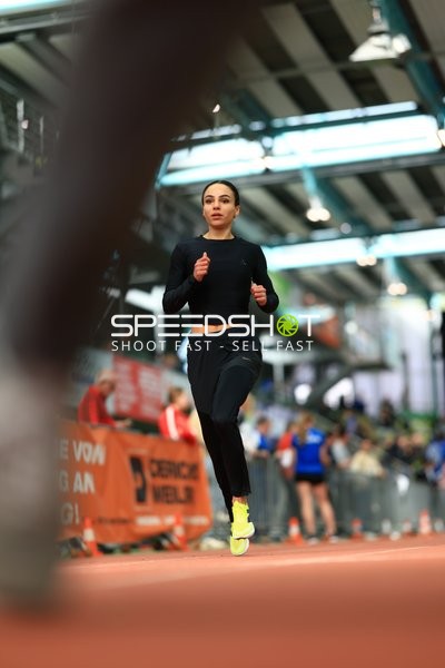 Athletin beim Lauf im Glaspalast