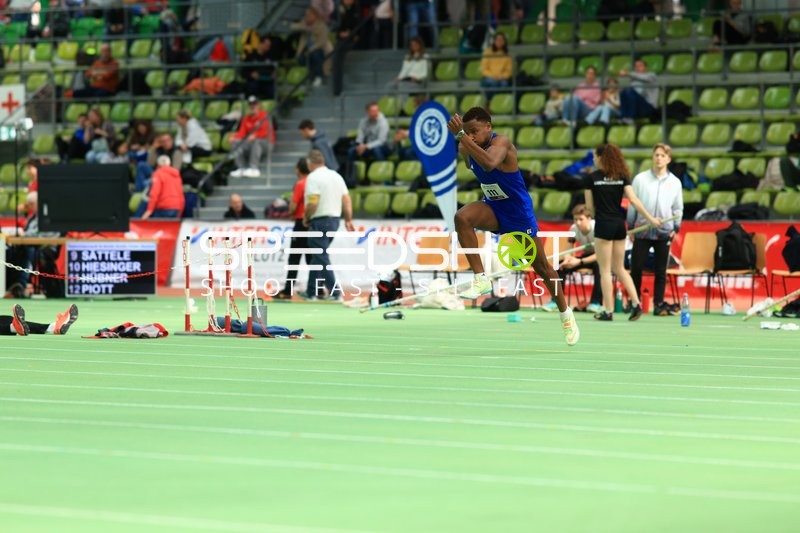 Athlet mit Startnummer 111 im Sprung