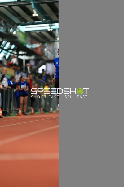 Athlet auf Laufbahn im Glaspalast