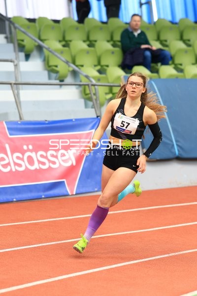 Athletin mit Startnummer 57 in Aktion