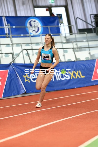 Athletin mit Startnummer 446 in Aktion
