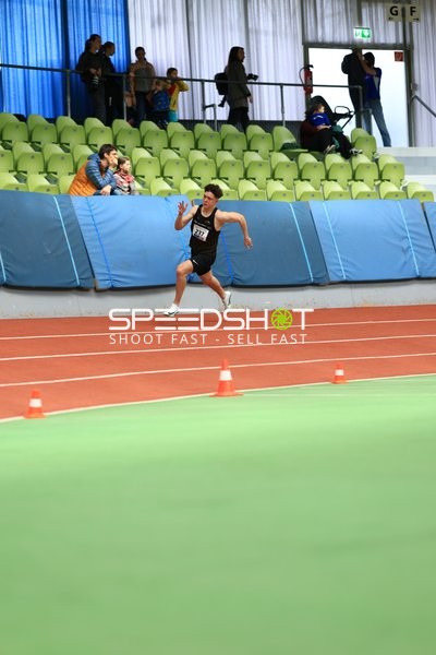 Athlet sprintet im Glaspalast