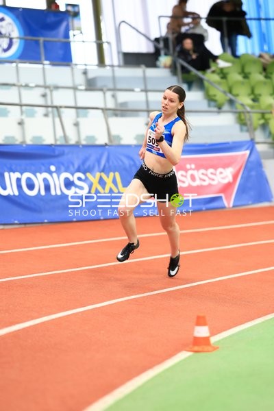 Athletin mit Startnummer 509 in Aktion