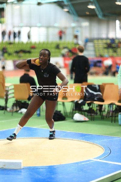 Athletin beim Kugelstoßen