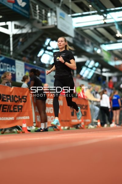 Athletin beim Aufwärmen