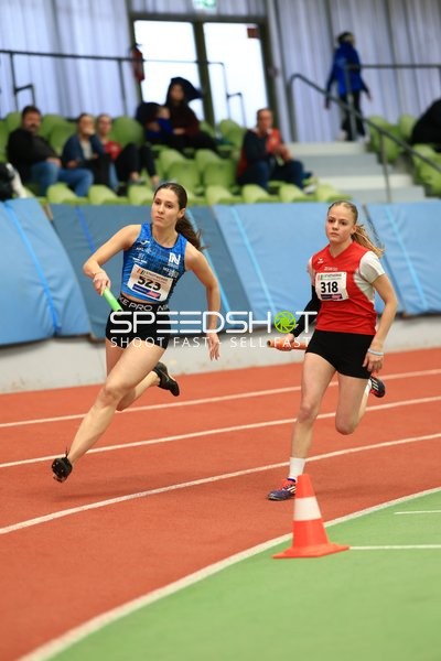 Staffelläuferinnen im Glaspalast