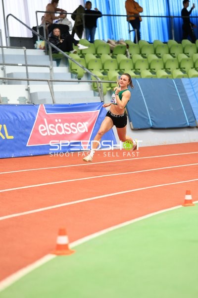 Athletin mit Startnummer 555 im Absprung