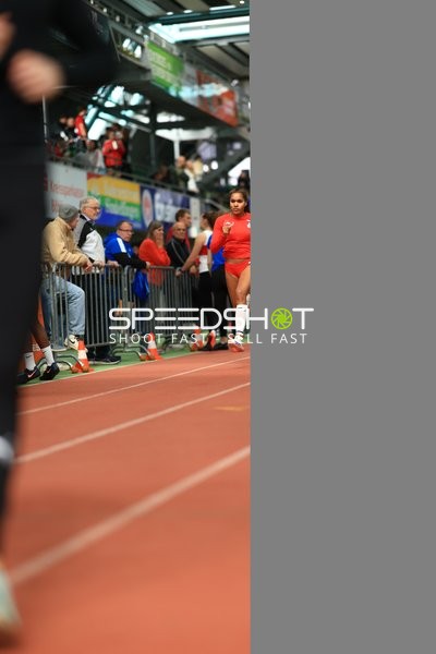 Athletin läuft im Glaspalast