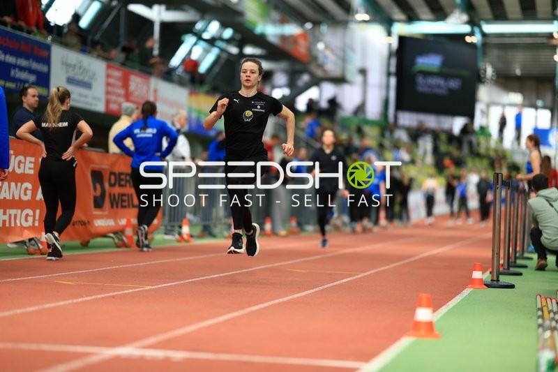 Weitsprung im Glaspalast