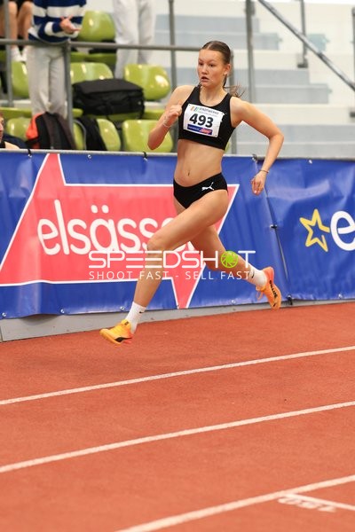 Athletin mit Startnummer 493 in Aktion