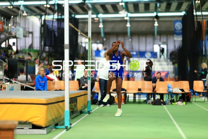 Athlet mit Nummer 111 beim Hochsprung