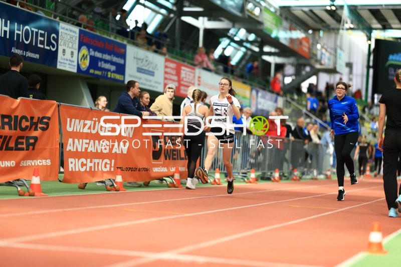 Athletin läuft im Glaspalast
