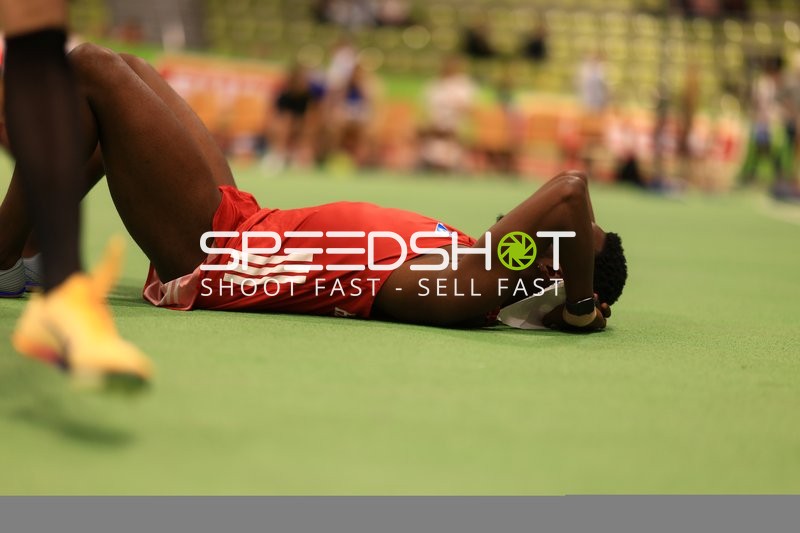 Athlet erschöpft im Glaspalast