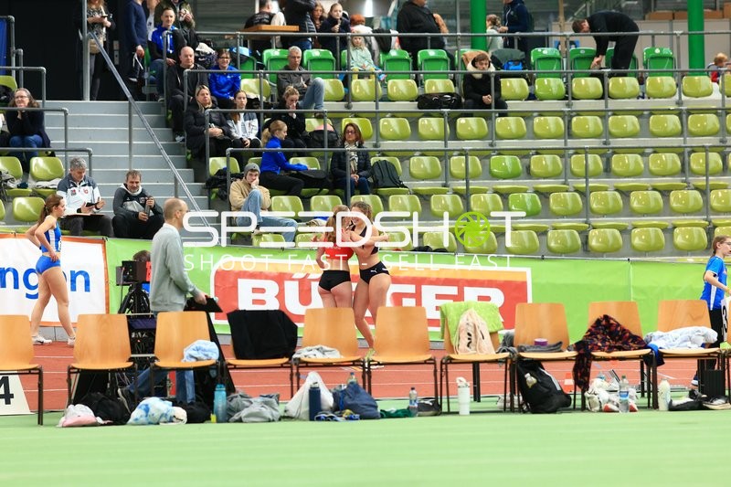 Athletinnen begrüßen sich im Glaspalast