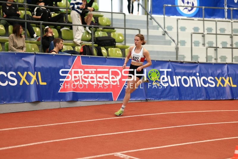 Athletin mit Nummer 697 in Aktion