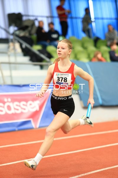 Athletin mit Startnummer 318 in Aktion