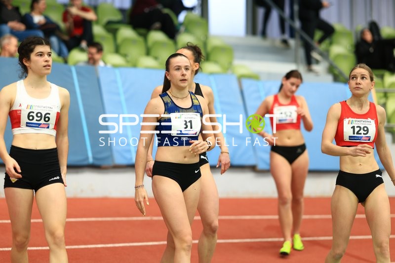 Athletinnen mit Startnummern im Glaspalast