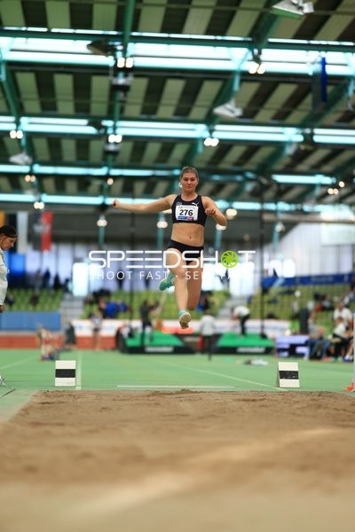 Athletin mit Startnummer 276 beim Weitsprung