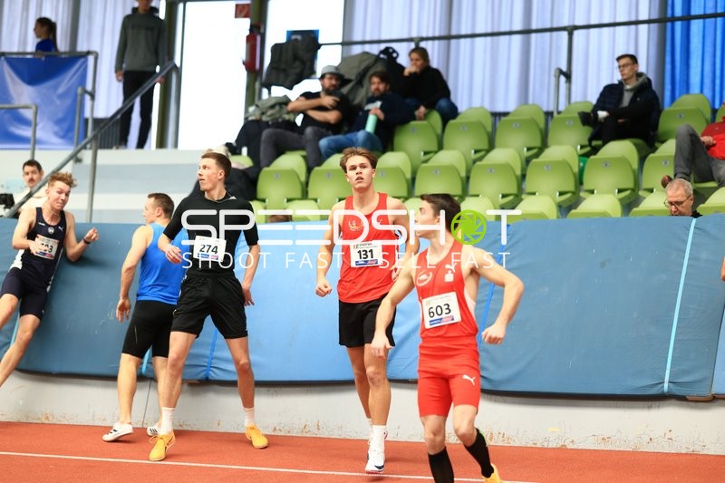 Athleten beim Aufwärmen im Glaspalast
