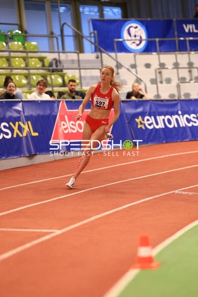 Athletin mit Startnummer 597 in Aktion