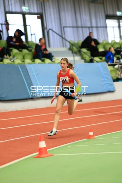 Athletin mit Startnummer 388 in Aktion