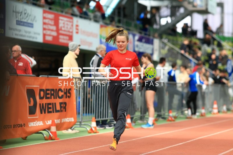 Athletin läuft im Glaspalast