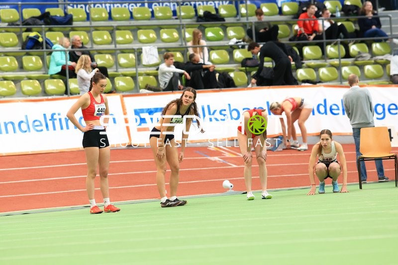 Athletinnen mit Startnummern vor dem Start