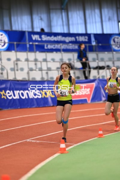 Athletin mit Startnummer 423 in Aktion