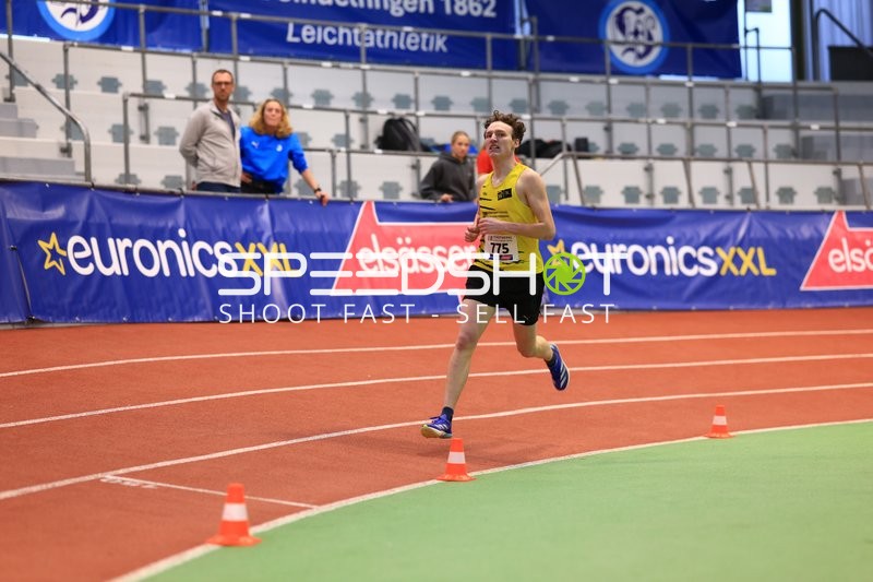 Läufer mit Startnummer 775 in Aktion