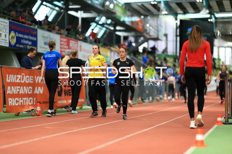 Athletinnen beim Aufwärmen