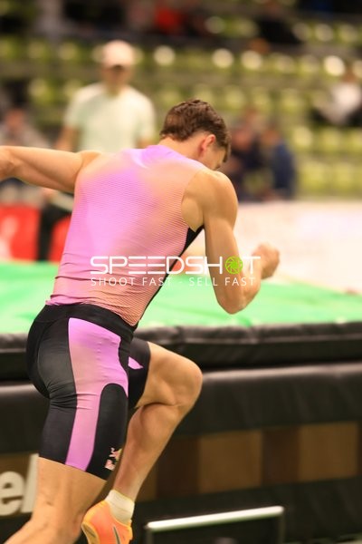 Weitsprung im Glaspalast