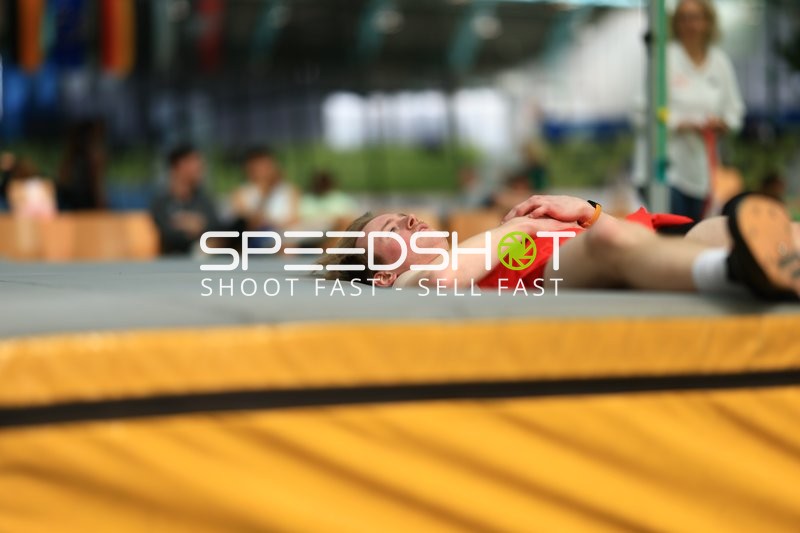 Athlet nach Sprung im Glaspalast