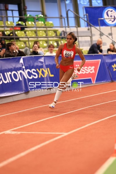 Athletin mit Startnummer 602 in Aktion