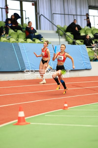 Staffelläuferinnen im Glaspalast