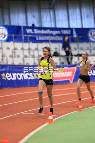 Athletinnen laufen im Glaspalast