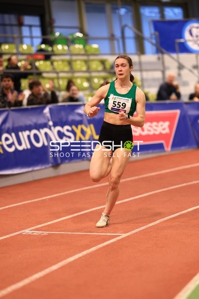 Athletin mit Startnummer 559 in Aktion