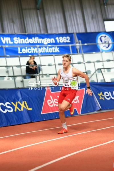 Leichtathlet mit Nummer 507 sprintet