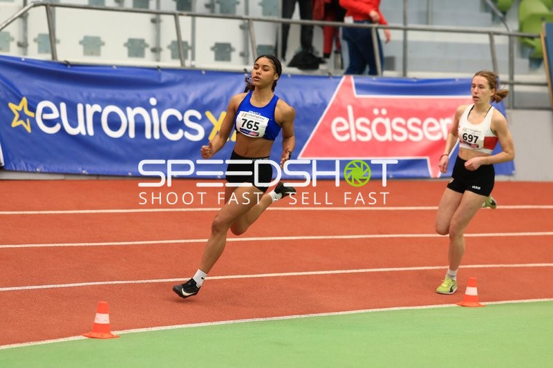 Athletinnen mit Startnummern 765 und 697