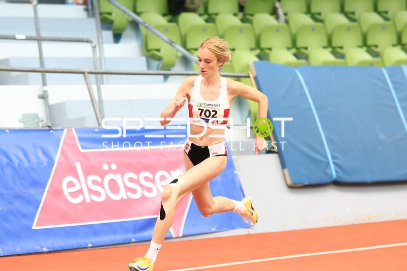 Athletin mit Startnummer 702 in Aktion