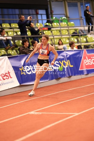 Athletin mit Startnummer 27 in Aktion
