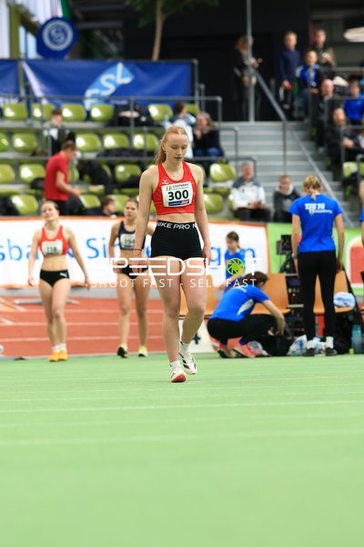 Athletin mit Startnummer 300 in Aktion