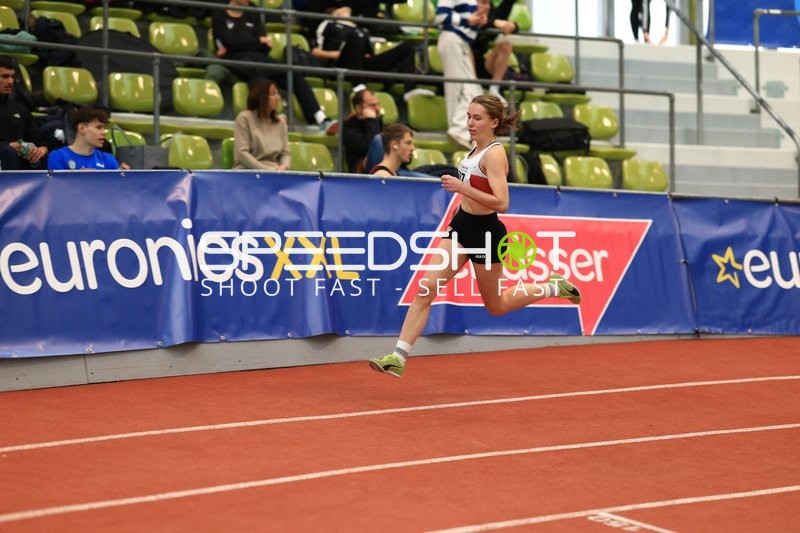 Athletin läuft im Glaspalast