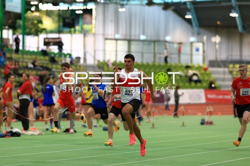 Sprinter mit Startnummer 691 in Führung